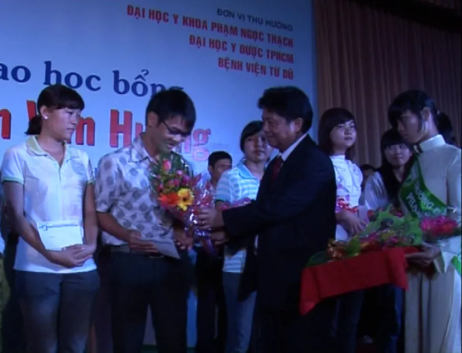 Trao học bổng Nguyễn Văn Hưởng năm 2011 ảnh 5
